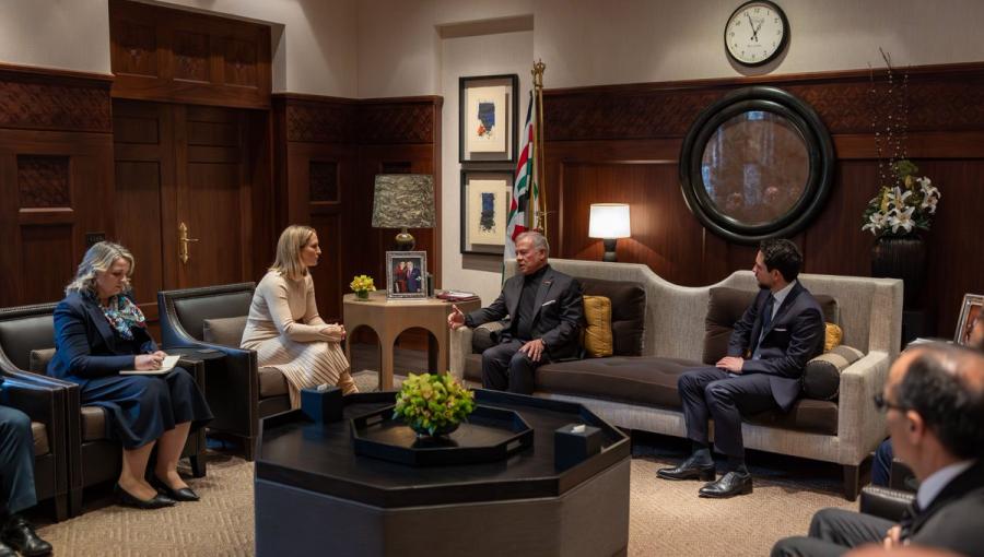 جانب من الملك عبدﷲ الثاني مع وزيرة الخارجية والتجارة والدفاع الإيرلندية هيلين ماكينتي في قصر الحسينية 14/1/2025 | الديوان الملكي الهاشمي