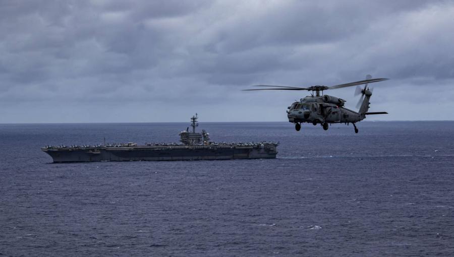 مروحية من طراز إس إتش-60 سي هوك تحلق إلى جانب حاملة الطائرات أبراهام لينكولن 8/1/2026 | الجيش الأمريكي