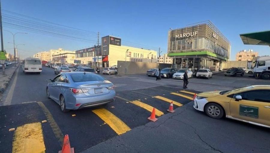 مطب ضاحية الياسمين جنوب غرب العاصمة عمان بعد قيام أمانة عمان بدهنه ووضع عواكس عليه | مواقع التواصل