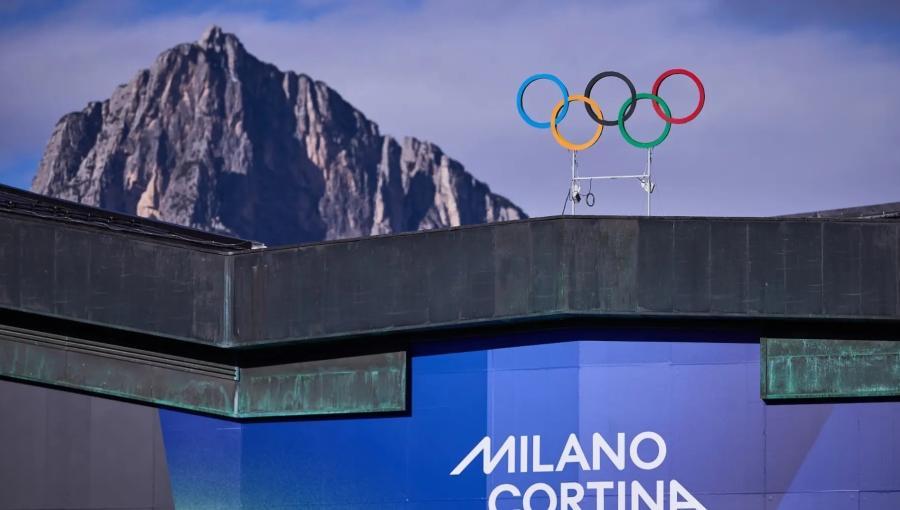 الحلقات الأولمبية التي نصبت أمام الجبال المحيطة بملعب كورتينا الأولمبي شمال إيطاليا 26/1/2026 | Getty Images