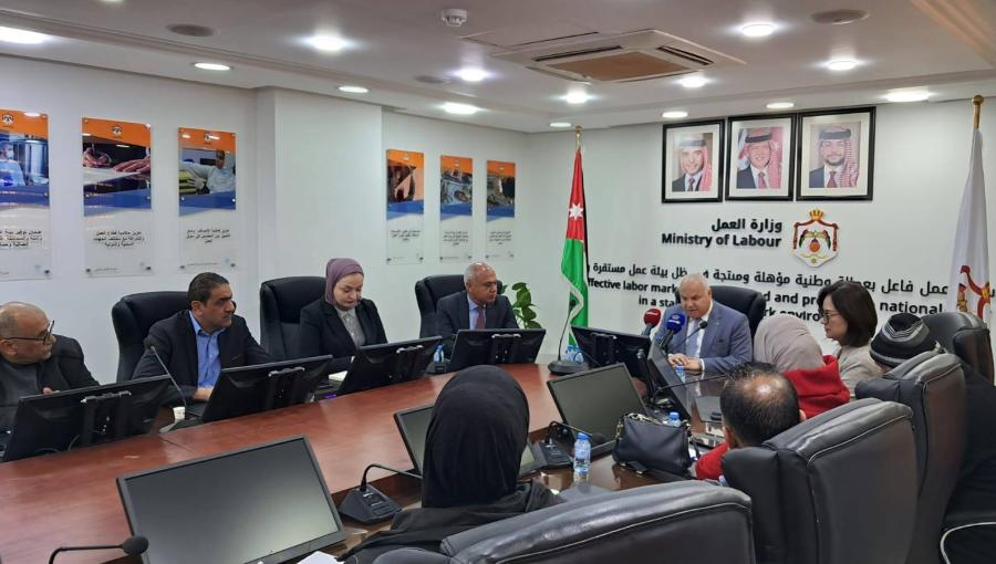 جانب من توقيع وزارة العمل اتفاقية تشغيل فرع إنتاجي جديد لصناعة الألبسة الجاهزة في قضاء رحاب في محافظة المفرق 1/2/2026 | وزارة العمل