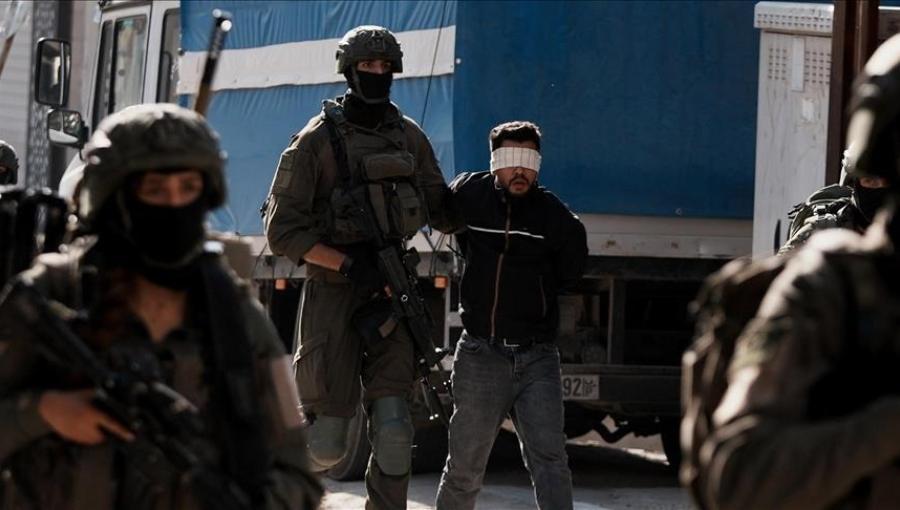 جنود الاحتلال يعتقلون أحد الفلسطينيين خلال اقتحام سابق في الضفة | الأناضول