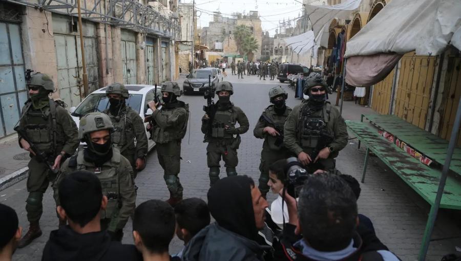 جنود الاحتلال يغلقون طريقا أمام الفلسطينيين في الضفة الغربية | الأناضول