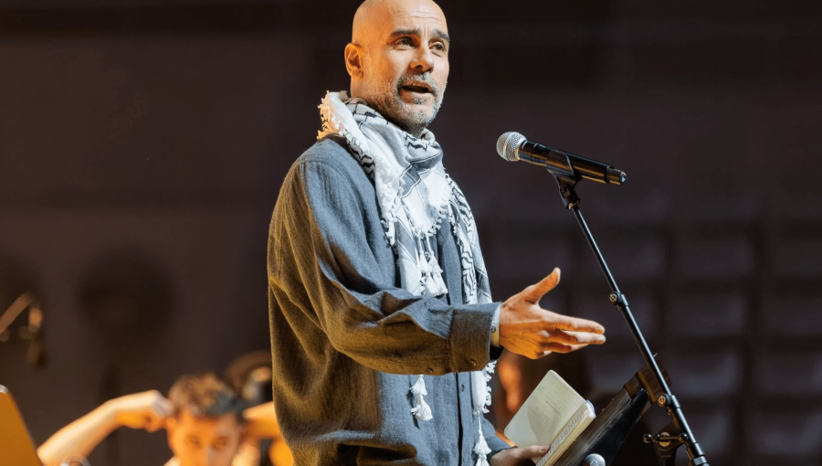 جوارديولا يرتدي الكوفية خلال حفل لدعم فلسطين