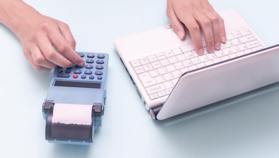 حاسوب محمول وجهاز فواتير | freepik