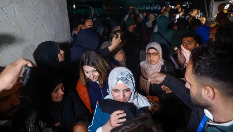 خلال استقبال العائدين إلى غزة وعددهم 12 والذين سمح الاحتلال بدخولهم عبر معبر رفح 2/2/2026 | رويترز