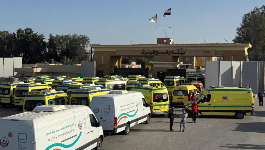 سيارات إسعاف تنتظر على الجانب المصري من معبر رفح الحدودي مع قطاع غزة 1/2/2026 | وكالة الأنباء الفرنسية
