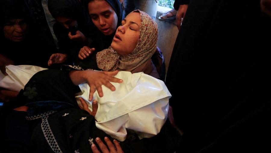 سيدة فلسطينية تحمل جثمان طفلها الذي استشهد بنيران جيش الاحتلال بخانيونس جنوب قطاع غزة 2/2/2026 | رويترز