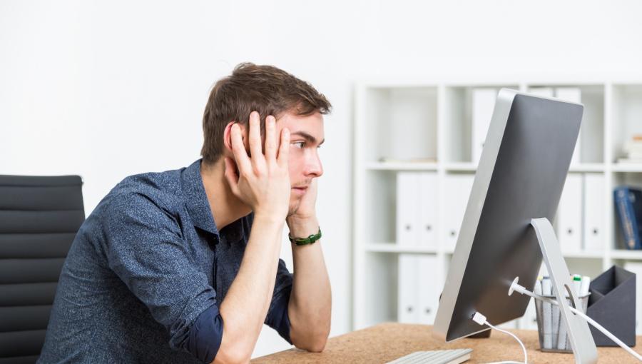 شخص متعجب أمام حاسوب | تعبيرية Freepik