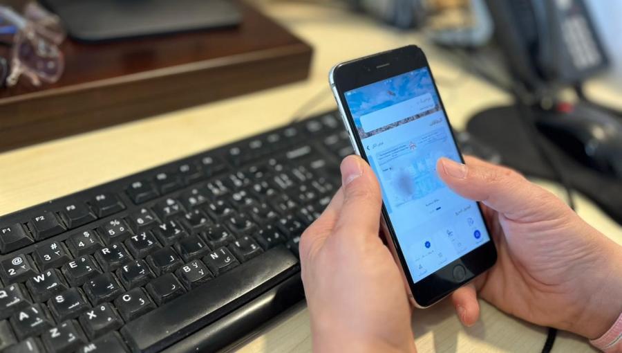 شخص يستخدم تطبيق سند | حسنى