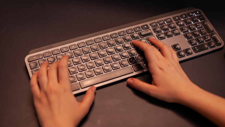 شخص يستخدم لوحة المفاتيح | تعبيرية freepik
