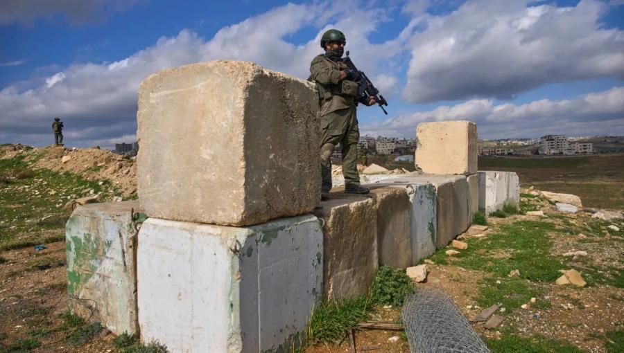 عناصر من جيش الاحتلال يقفون حراسا خلال افتتاح مستوطنة ياتسيف قرب بيت ساحور في الضفة الغربية 9/2/2026 | أسوشييتد برس