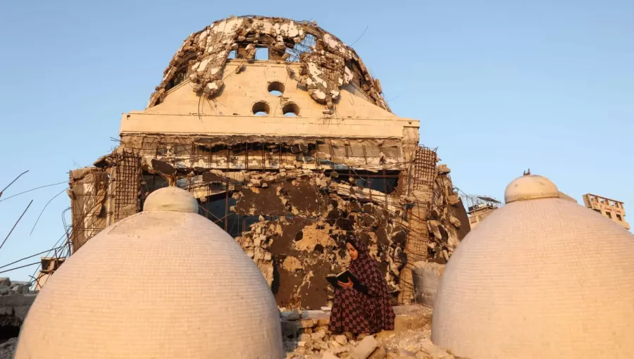 فتاة تتلو القرآن بجوار أنقاض مسجد دمرته حرب الإبادة غرب مدينة غزة 21/2/2026 | وكالة الأنباء الفرنسية