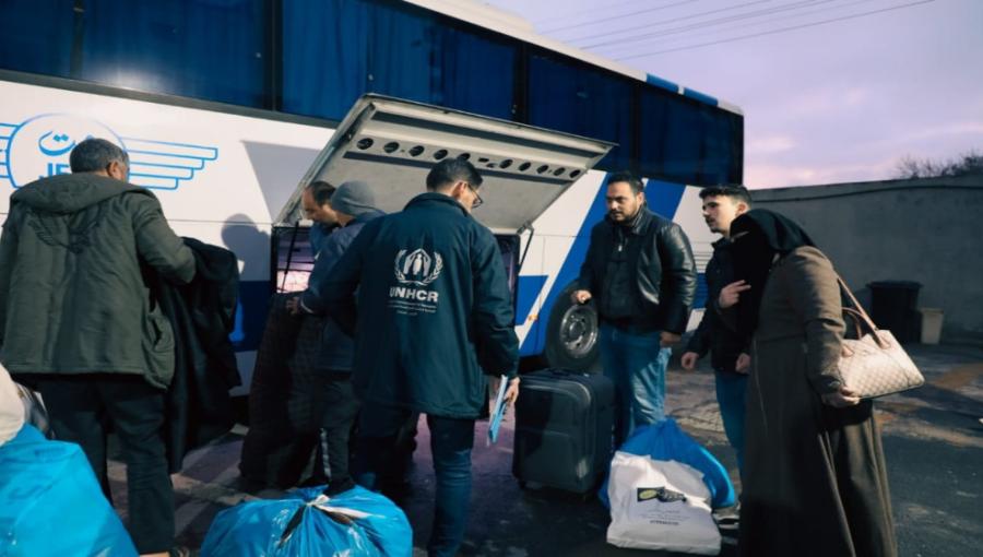 لاجئون سوريون يستعدون للعودة إلى سوريا انطلاقا من حافلات في عمان 11/12/2025 | مفوضية اللاجئين