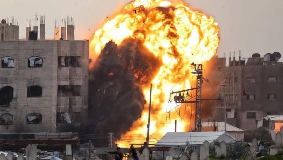 لحظة قصف منزل في حي الزيتون جنوب مدينة غزة 7/2/2026 | منصة إكس