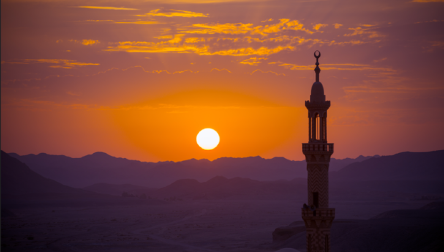 مسجد خلال غروب الشمس | تعبيرية freepik