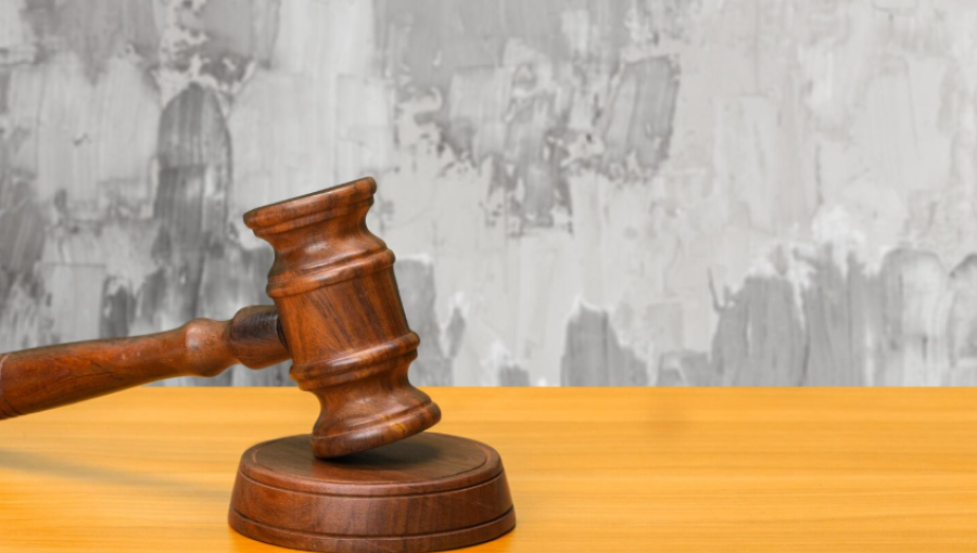 مطرقة خشبية | تعبيرية Freepik