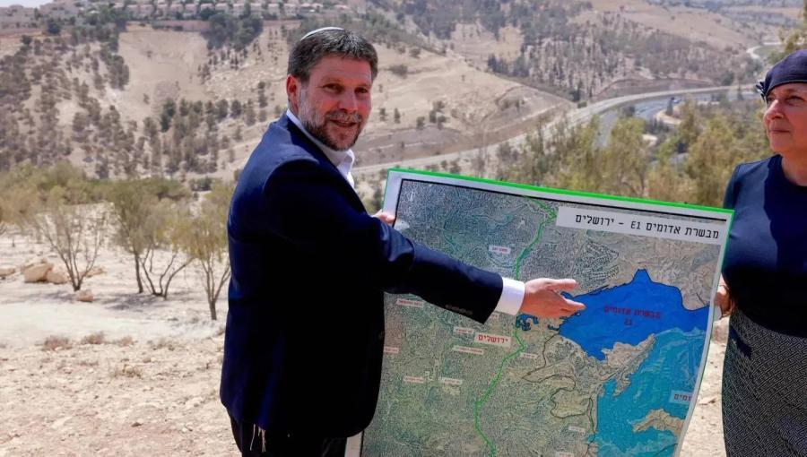 وزير مالية الاحتلال اليميني المتطرف بتسليئيل سموتريتش  يستعرض خريطة لتوسيع مستوطنة معاليه أدوميم في الضفة الغربية | وكالة الأنباء الفرنسية