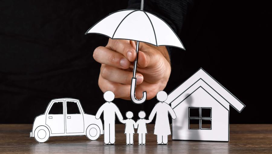 يد تمسك أشكالا من الورق | تعبيرية freepik