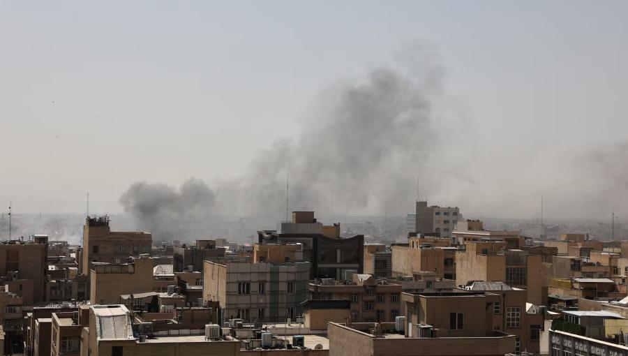 دخان يتصاعد في طهران  بعد غارات إسرائيلية و أمريكية على إيران 28/2/2026 | رويترز