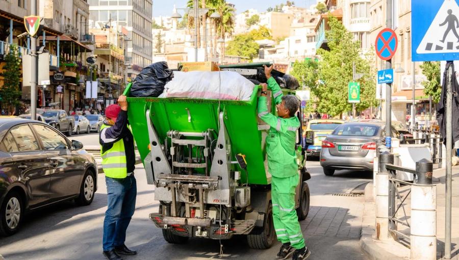 آلية فرز نفايات تابعة لأمانة عمان
