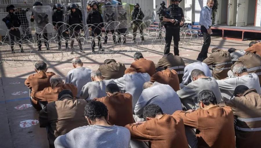 أسرى فلسطينيون داخل أحد سجون الاحتلال الإسرائيلي
