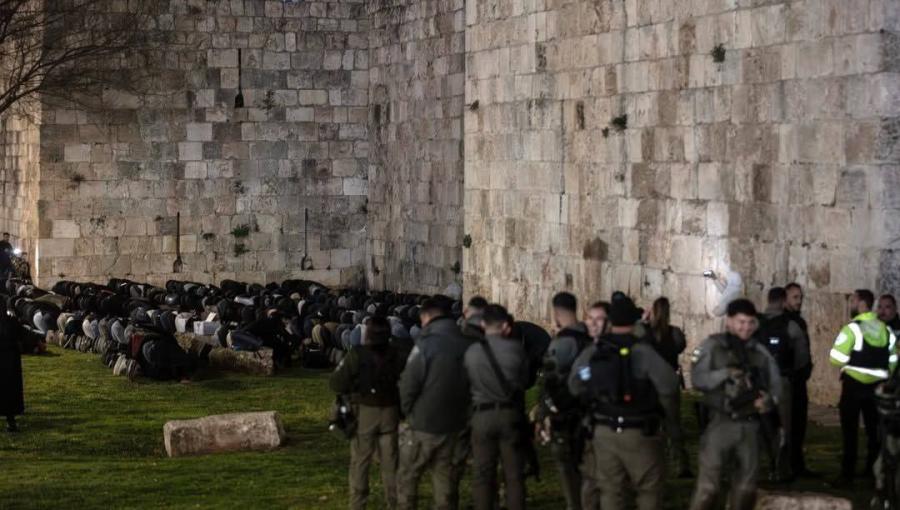 انتشار قوات الاحتلال قرب باب الساهرة تزامنا مع إحياء عشرات الشبات لليلة القدر خارج أسوار البلدة القديمة في القدس 15/3/2026 | فلسطين بوست