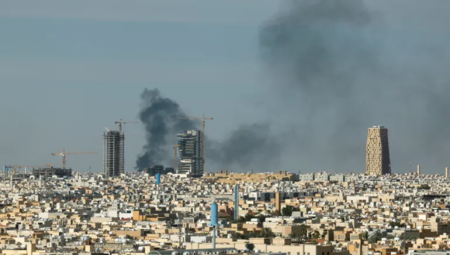 تصاعد أعمدة الدخان بعد هجوم إيراني استهدف مدينة الرياض 5/3/2026 | رويترز
