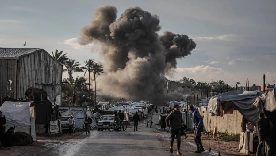 تصاعد الدخان بعد غارة إسرائيلية قرب مخيم يؤوي نازحين في دير البلح بوسط قطاع غزة | وكالة الأنباء الألمانية