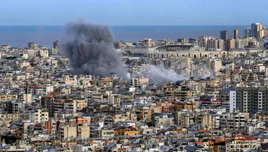 تصاعد الدخان جراء غارة إسرائيلية على الضاحية الجنوبية لبيروت | وكالة الأنباء الفرنسية