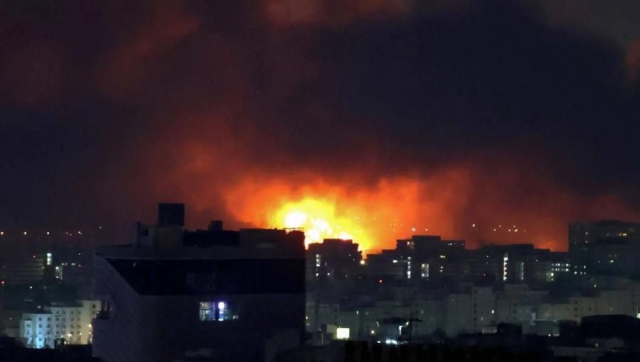 تصاعد الدخان والنيران من موقع الغارات الجوية على مطار مهرآباد الدولي في طهران | وكالة الأنباء الفرنسية