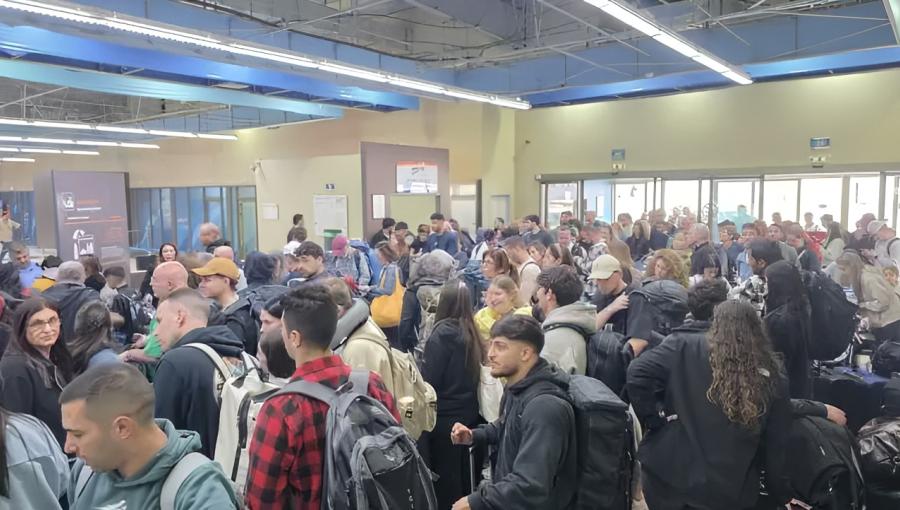 تكدس عشرات المسافرين في مطار الملك حسين الدولي في العقبة 29/3/2026 | مواقع التواصل