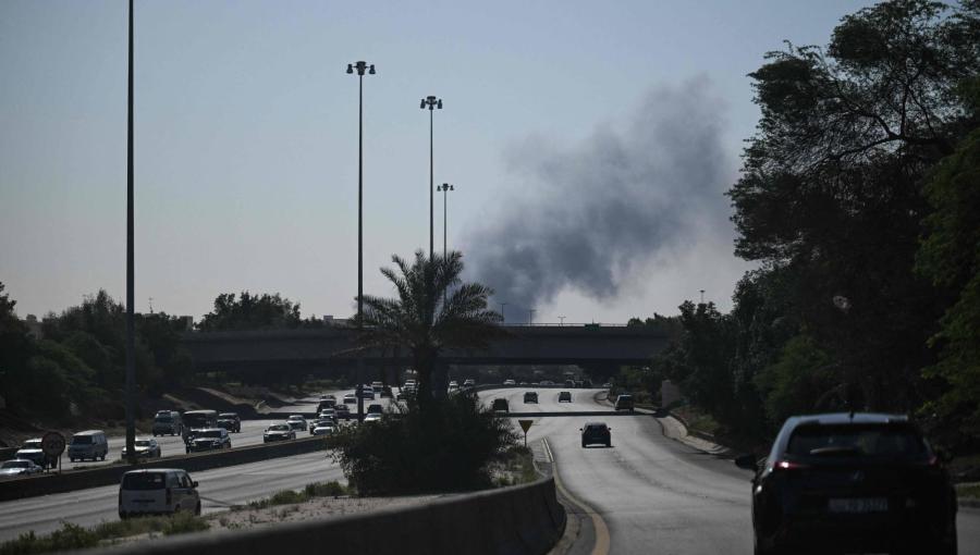 دخان يتصاعد من محيط السفارة الأمريكية لدى الكويت 2/3/2026 | وكالة الأنباء الفرنسية