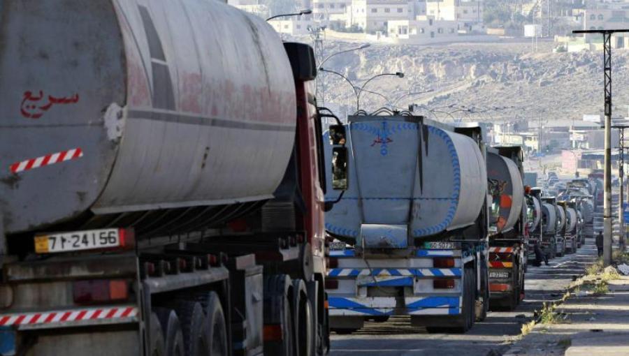 شاحنات محملة بالنفط  العراقي تصطف في طابور بانتظار تفريغ حمولتها في مصفاة البترول بمدينة الزرقاء | رويترز