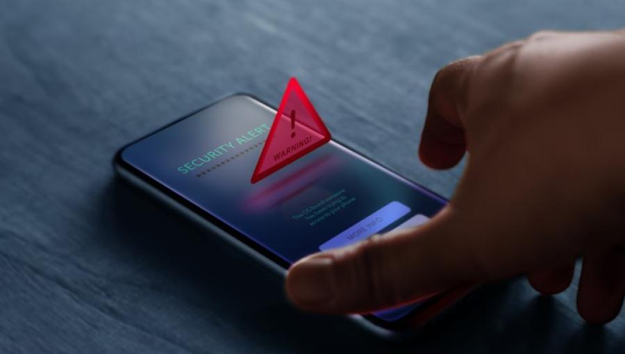 شخص يمسك هاتفا محمولا عليه تنبيه | تعبيرية freepik