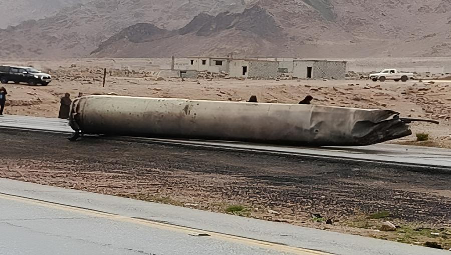 صاروخ إيراني سقط على الطريق الصحراوي الذي يربط جنوب الأردن بشماله 26/3/2026 | مواقع التواصل