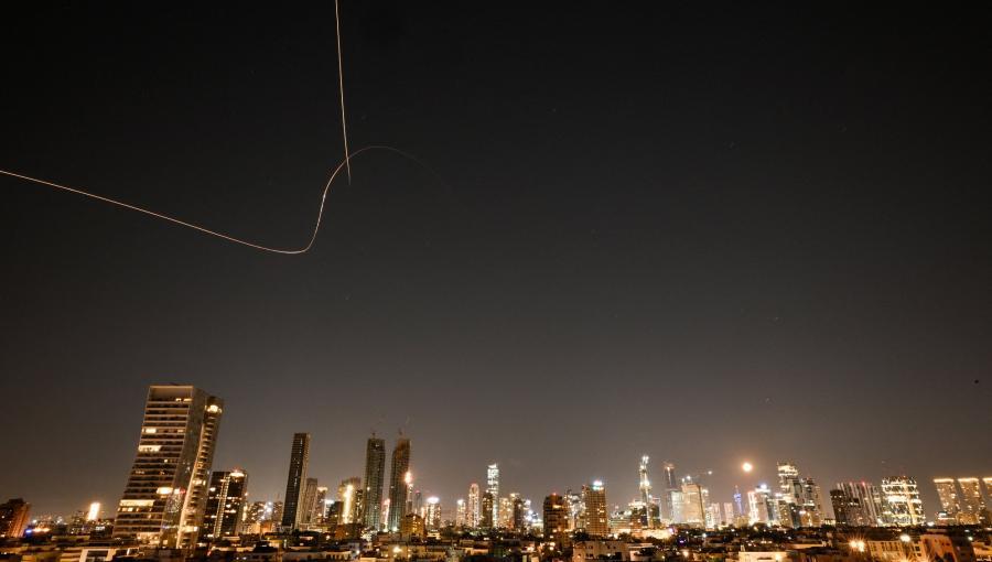 صواريخ إيرانية في سماء تل أبيب | رويترز