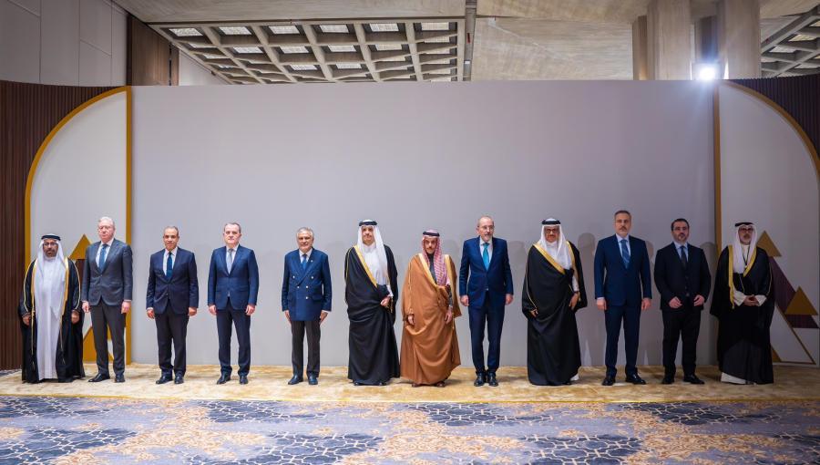 صورة جماعية للوزراء المشاركين في اجتماع تشاوري استضافته السعودية 18/9/2026