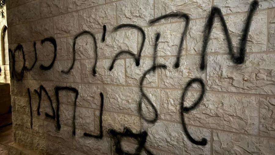 عبارات عنصرية خطها مستوطنون على جدار مسجد في قرية دوما جنوب مدينة نابلس بعد إحراقه 12/3/2026 | فلسطين بوست