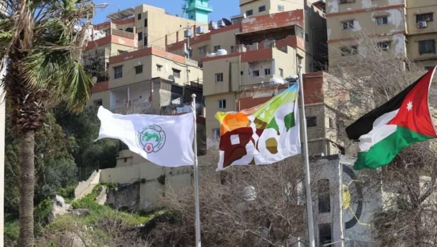 علم أمانة عمان بجانب علم الأردن