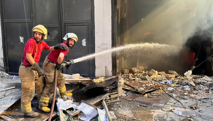 عناصر من الدفاع المدني يحاولون إخماد نيران اشتعلت في مبنى استهدفته غارة إسرائيلية في الضاحية الجنوبية لبيروت | رويترز