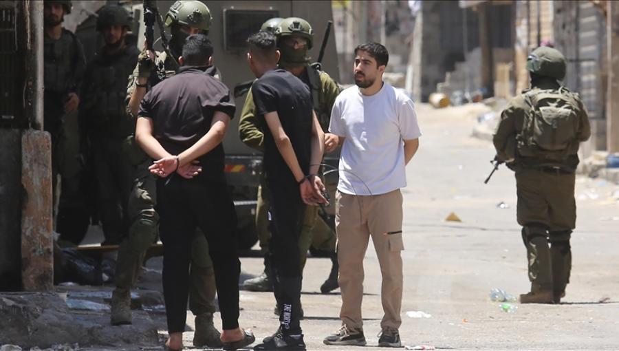 فلسطينيون أثناء اعتقالهم بوقت سابق في الضفة الغربية | الأناضول