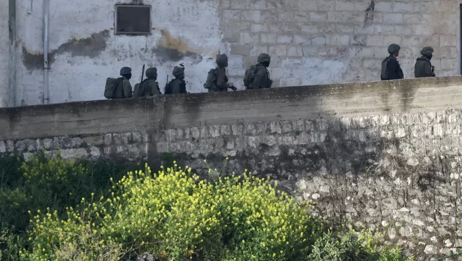 قوات الاحتلال خلال اقتحام منزل بهد هدمه في نابلس في الضفة الغربية | الوكالة الأوروبية للصور الصحفية