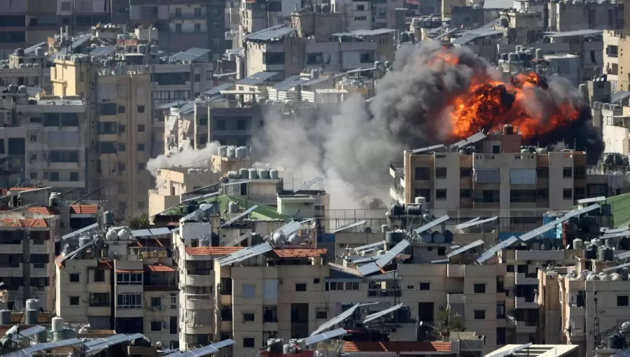 كرة من النار ترتفع من موقع استهدفه الاحتلال الإسرائيلي في ضاحية بيروت الجنوبية 9/3/2026 | وكالة الأنباء الفرنسية