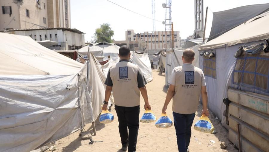 كوادر تكية أم علي خلال توزيع وجبات على النازحين في الخيام في قطاع غزة | أرشيفية