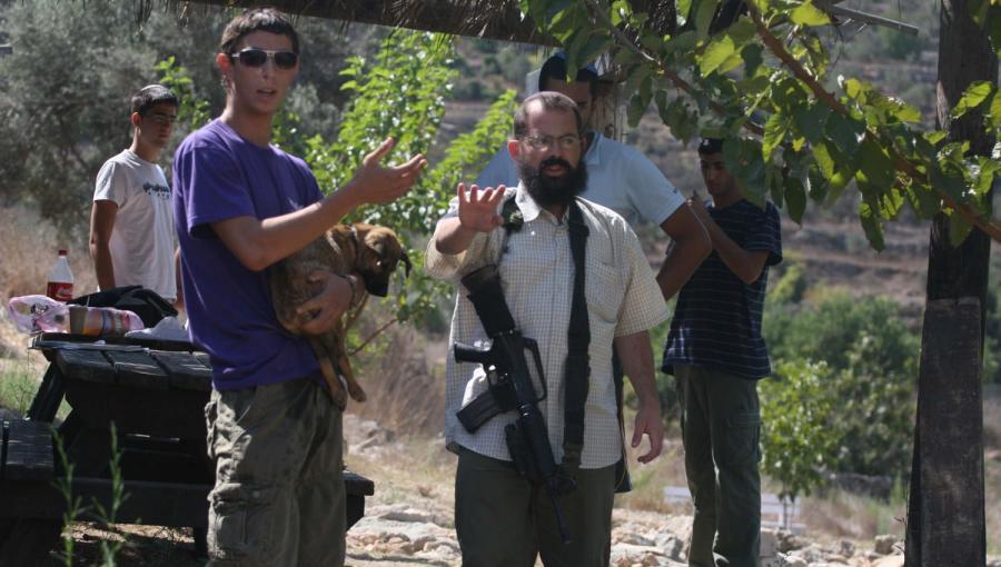 مستوطنون مدججون بالسلاح | وفا