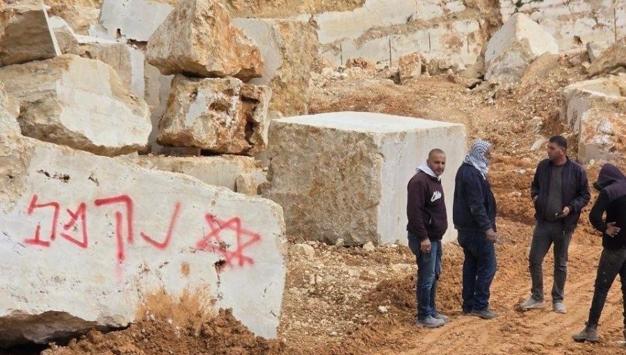 مسـتوطنون يخطون شعارات عنصرية في منطقة الربيعة في سعير شمال شرق الخليل 25/3/2026 | فلسطين بوست