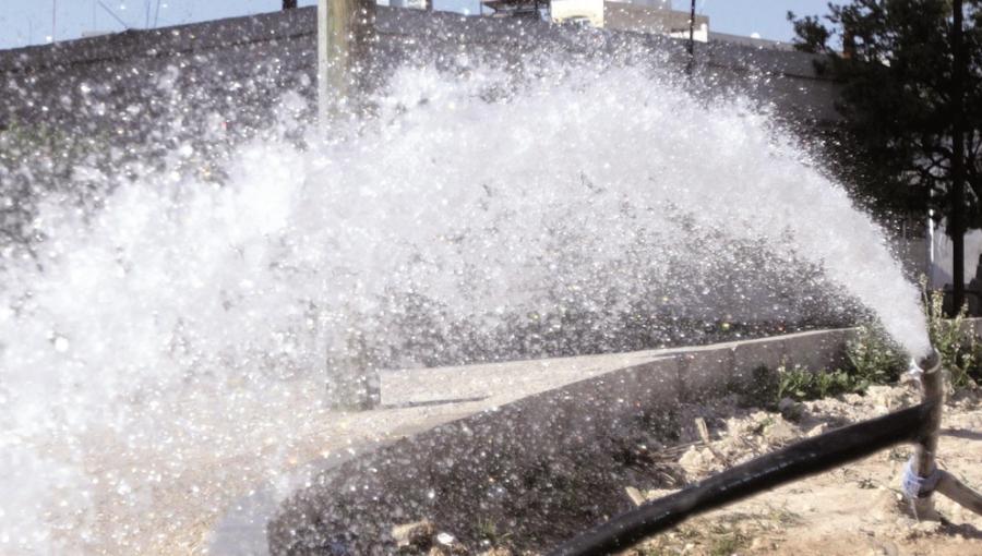 مياه تتدفق إلى الشارع من أحد الخطوط