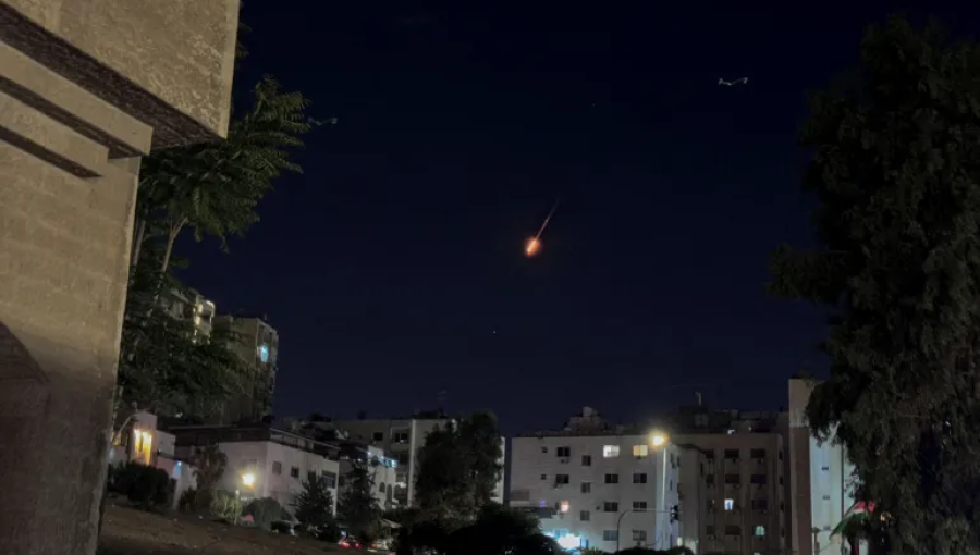 أرشيفية لنيران في سماء عمان بعد عبور ما يشتبه بأنه صاروخ إيراني | رويترز