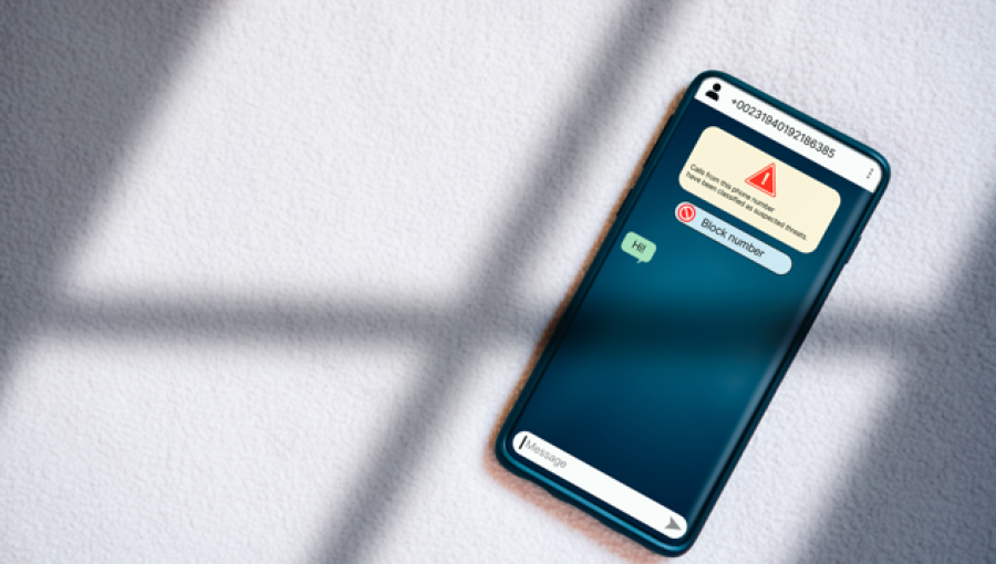 صورة مولدة بالذكاء الاصطناعي لهاتف محمول تظهر على شاشته رسائل تنبيه وهمية | تعبيرية freepik